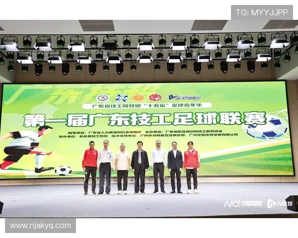 绿茵争锋燃动青春激情共筑梦想荣耀时刻