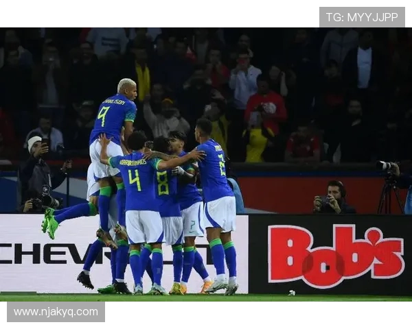 《2025年国际足球友谊赛精彩回顾：中国队以2比1战胜巴西队取得胜利》