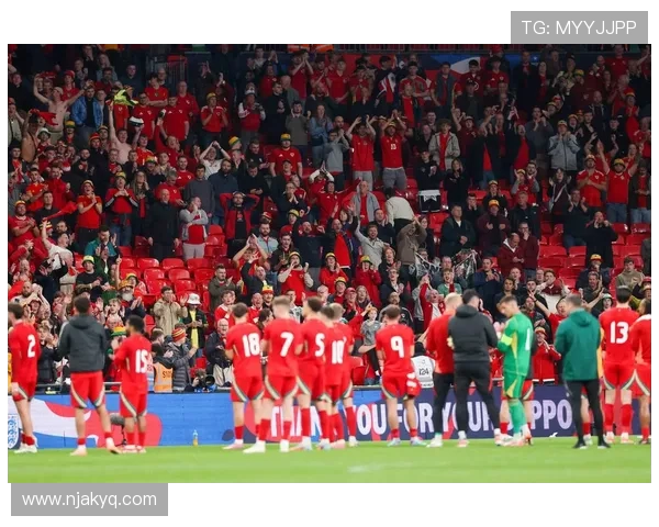 激烈对决利物浦主场迎战曼联谁能笑到最后掀起英超新高潮 激烈对决利物浦主场迎战曼联谁能笑到最后掀起英超新高潮