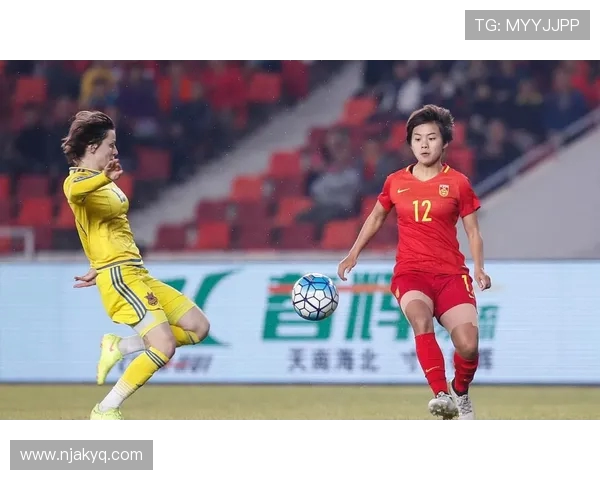 女足与男足精彩瞬间对比云相片展现足球魅力与风采